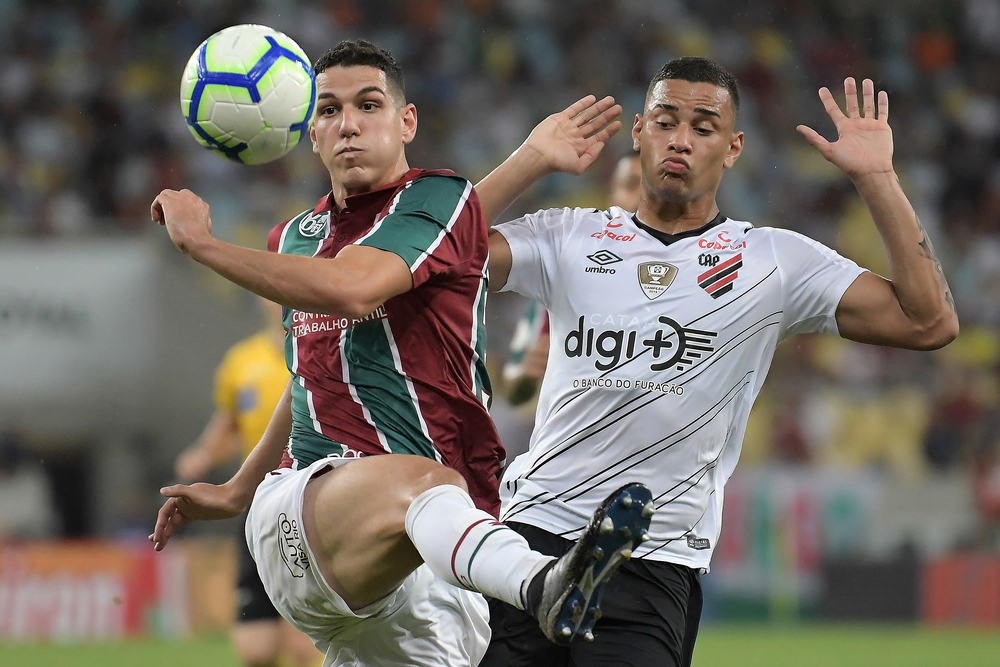 Jogadores de Fluminense e Athletico em jogo no Maracanã