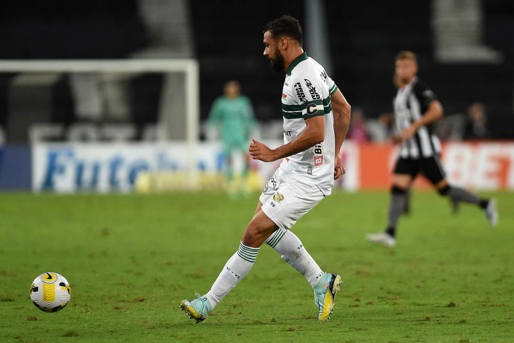 Jogador do Coritiba na partida contra o Botafogo no Engenhão