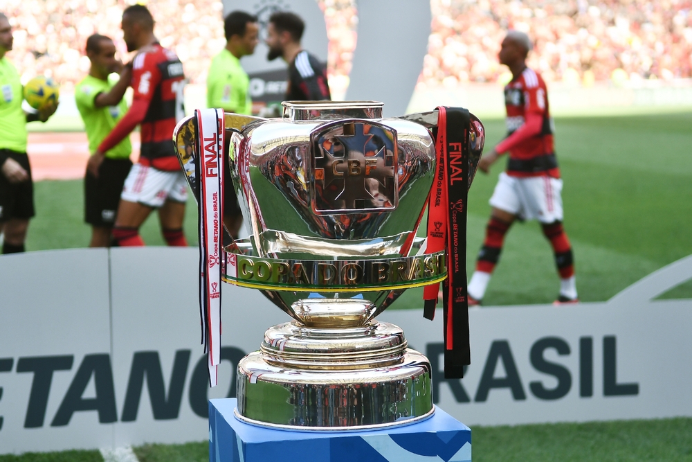 Taça da Copa do Brasil na final disputada em 2023 entre Flamengo e São Paulo, no Maracanã