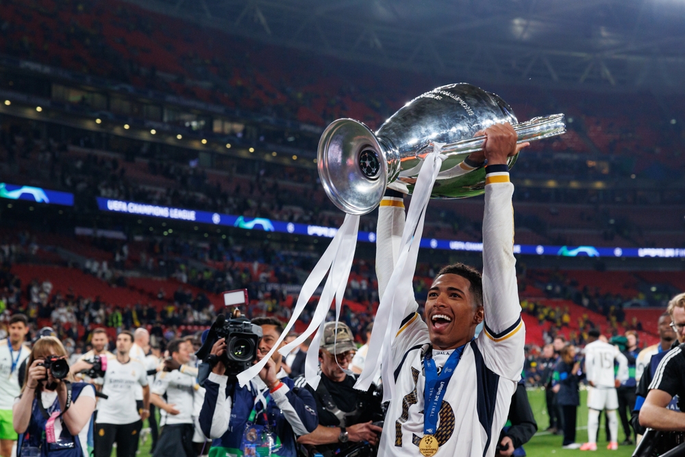 Jude Bellingham com a troféu da Champions League