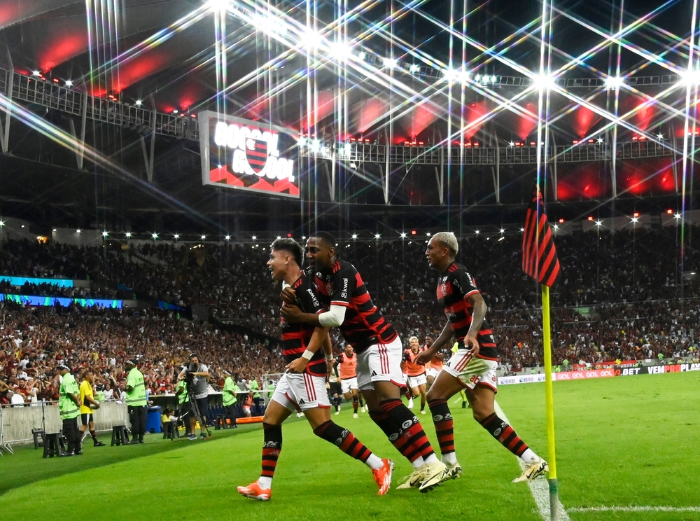 Jogadores do Flamengo comemorando gol no Maracanã