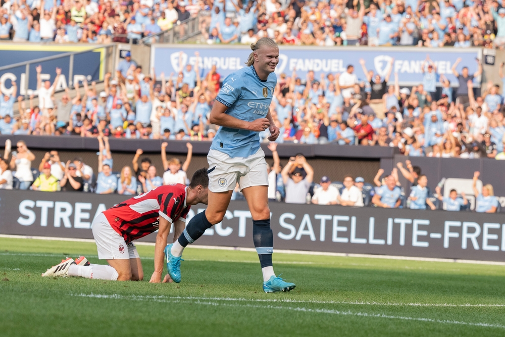 Erling Haaland marca um gol contra o Milan em amistoso de pré-temporada