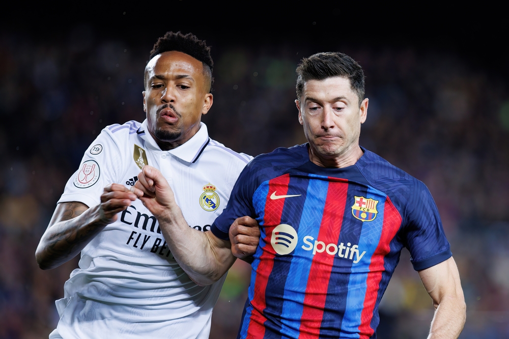 Eder Militão e Robert Lewandowski no jogo entre Real Madrid e Barcelona