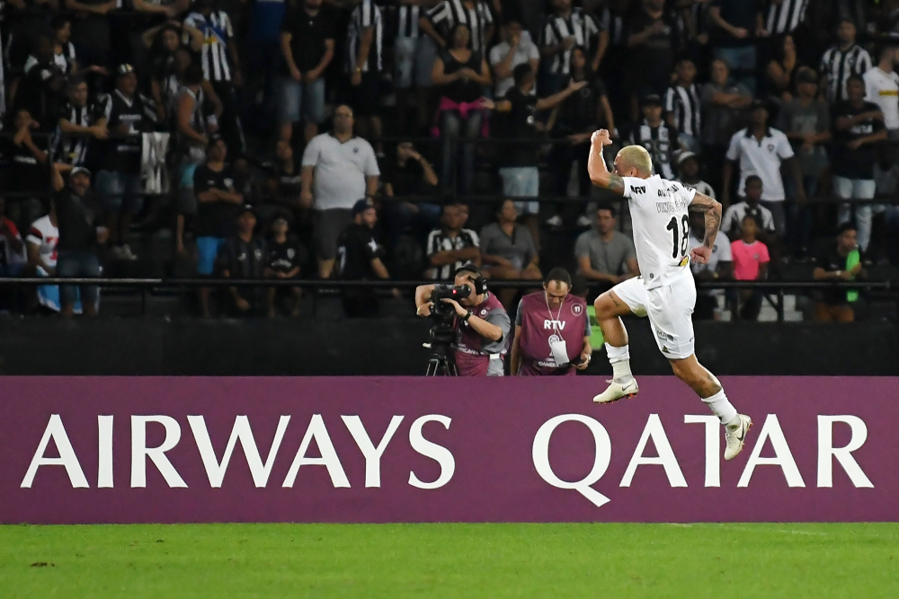 Jogador comemorando gol na Copa Sul-Americana