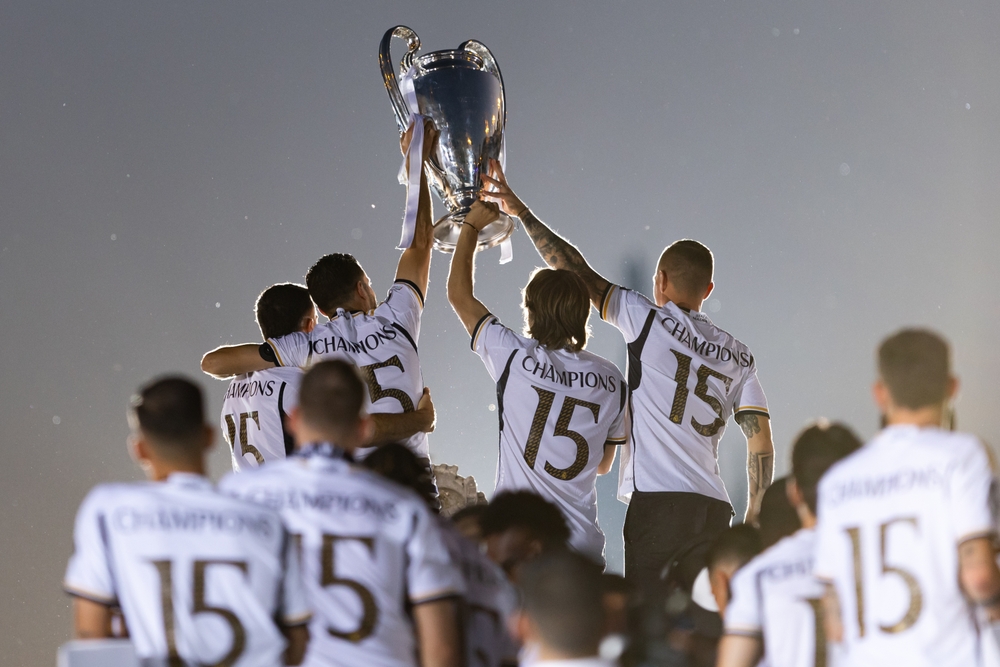 Jogadores do Real Madrid com o troféu da Champions League